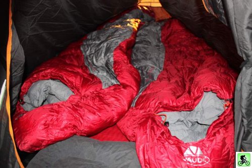 Sac de couchage Icepeak 1000 dans une tente