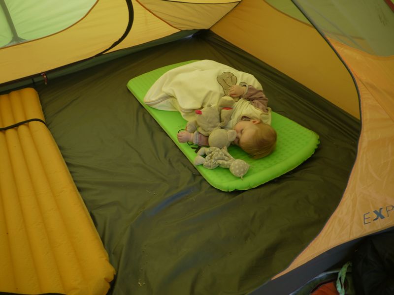 Enfant qui dort dans une tente sur un matelas de sol