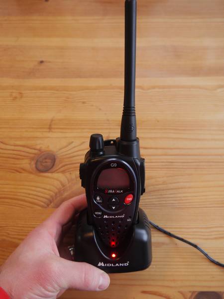 Le talkie walkie g9 plus offre une base de recharge rapide