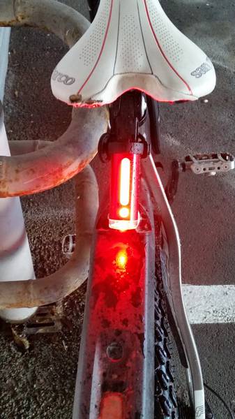 lampe arrière vélo Raypal 2277 360 ° - Sunspeed - allumée sur vélo