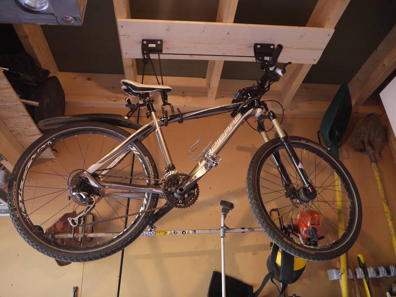 Le vélo est au plafond rangé par le système lift xl