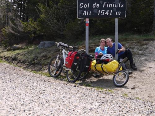 Voyageurs &agrave; v&eacute;lo devant le panneau du col de Finiels (1541m)