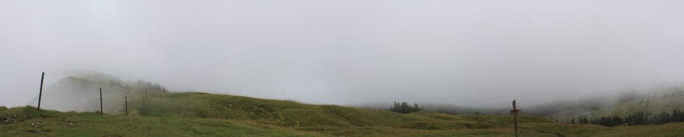 Panorama avec du boruillard dans les montagnes