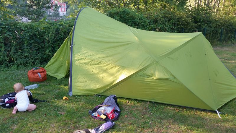 Mise en place de la tente Gemini IV au camping de l'Isle sur le Doubs