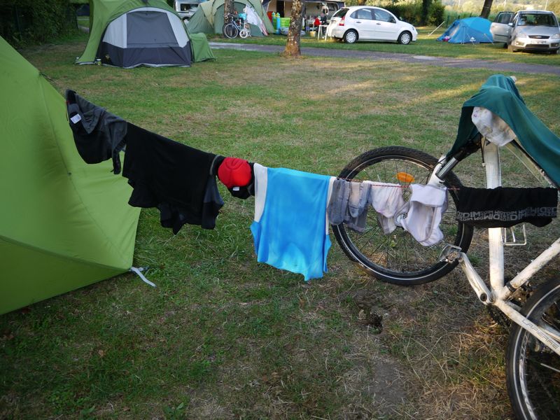 Sèchage du linge au camping, voyage à vélo