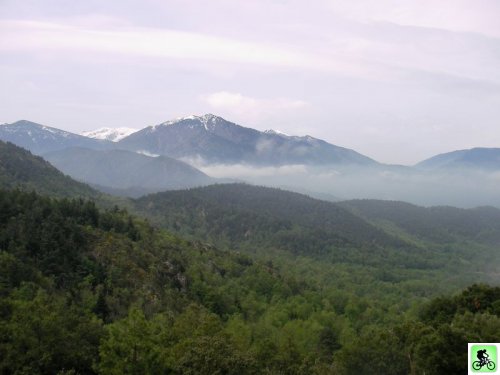 Montagnes enneigées en dessous du Canigou