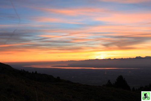Vue du levé du soleil sur le Lac léman depuis le Haut Jura