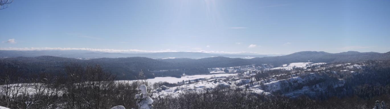 Panorama sur la haute chaîne du Jura depuis le pic de l'aigle