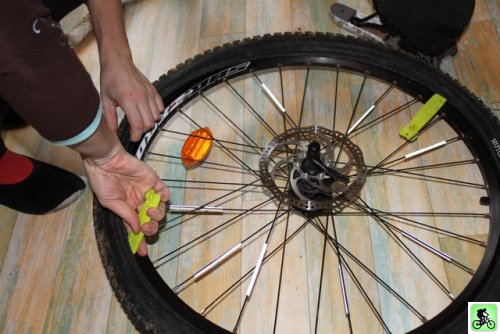 Démontage d'un pneu de vélo avec démonte pneu